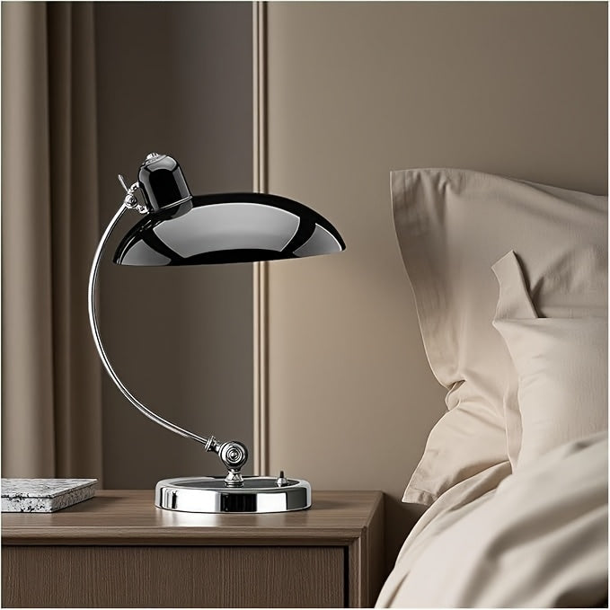 Lampe de bureau en métal — Allure industrielle et bras orientable — détail de la matière : métal Image