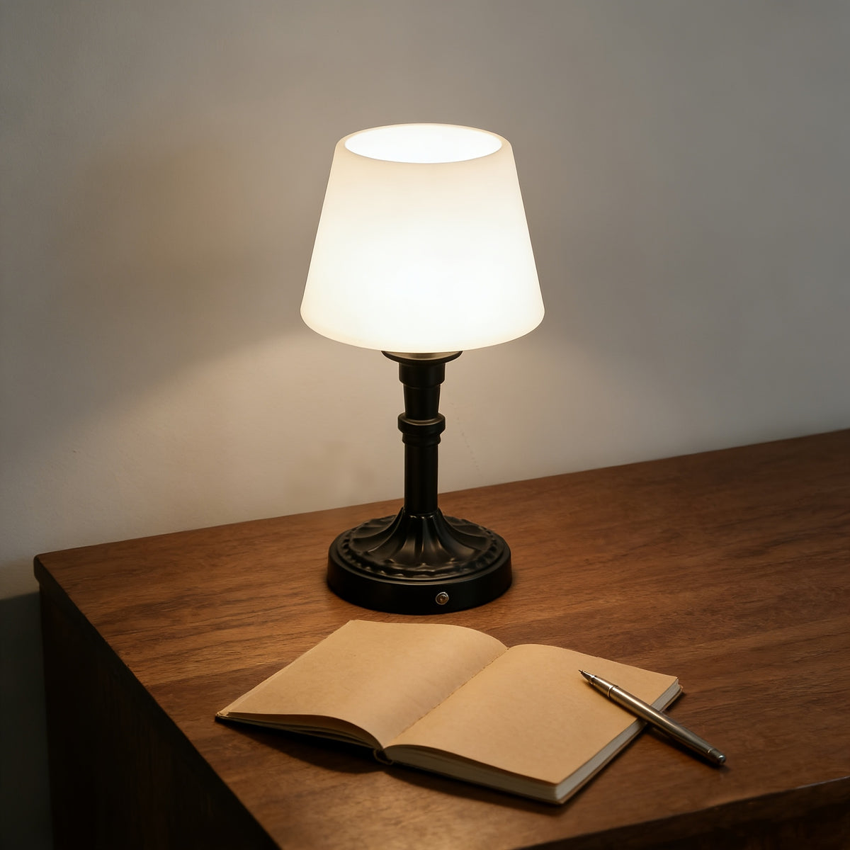 Lampe de chevet en métal — Intensité réglable, détail de la finition