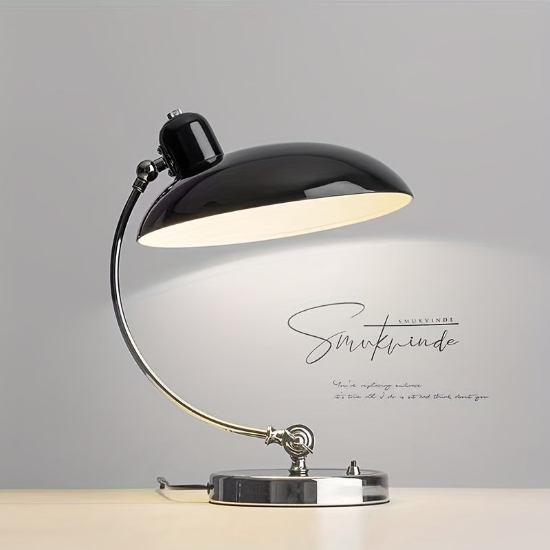 Lampe de bureau en métal — Allure industrielle et bras orientable, mise en situation