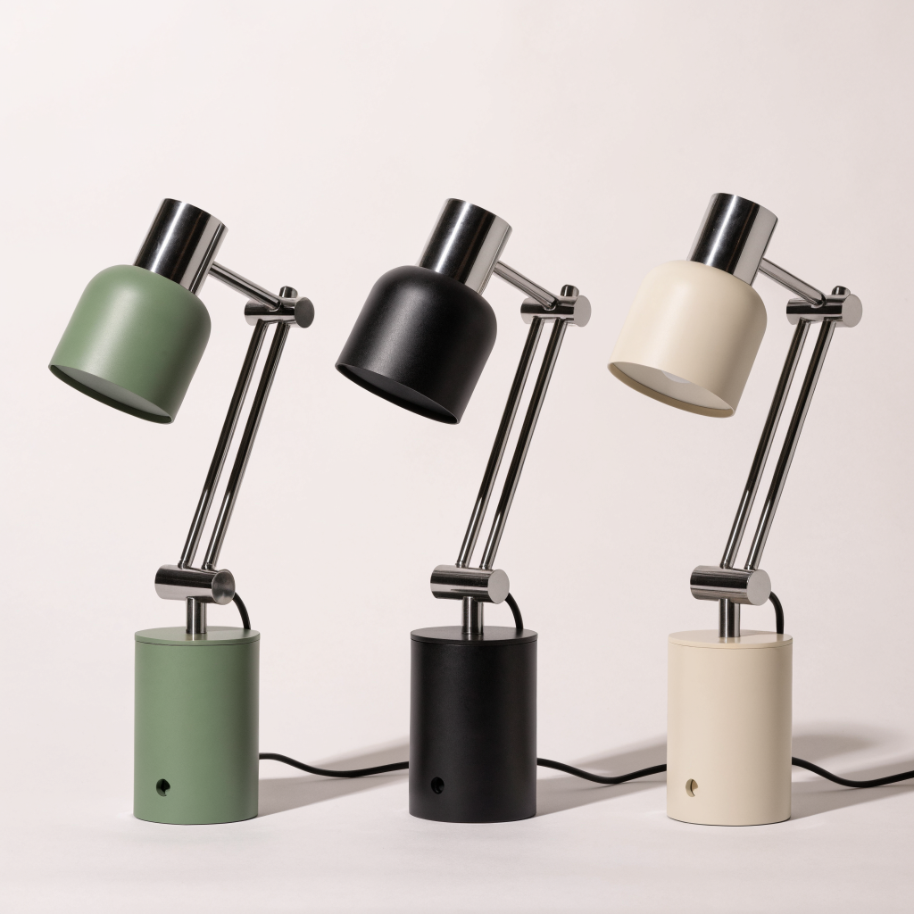 Trois lampes de bureau côte à côte en vert sauge, noir mat et crème