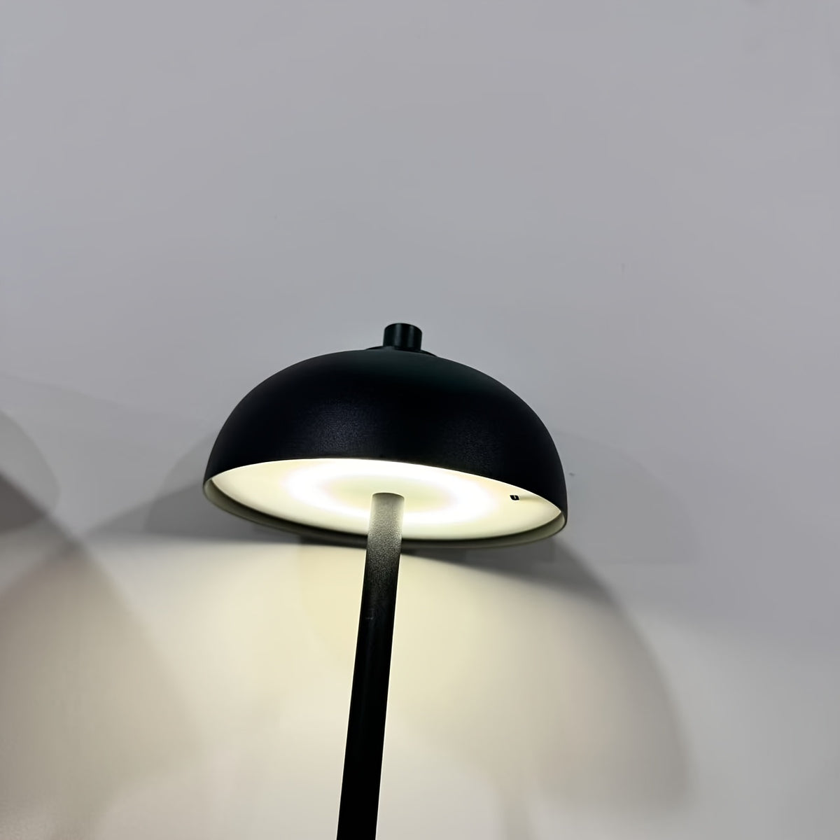 Lampe de bureau en métal — Mode veilleuse et bras orientable, détail de la finition