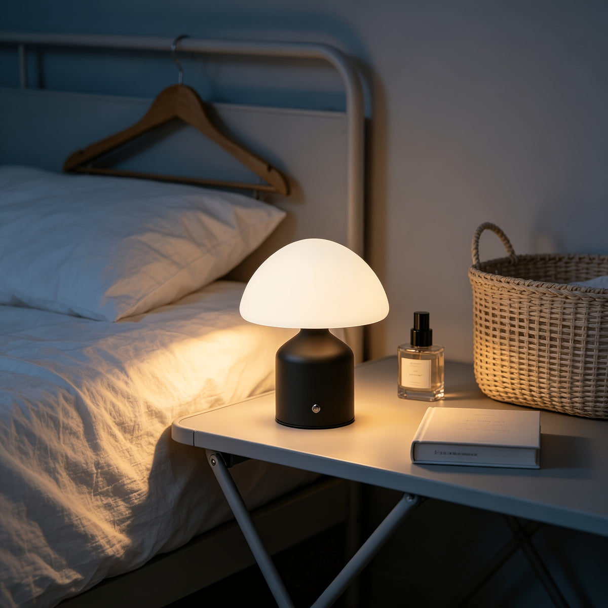 Lampe de bureau à dôme opale et socle en métal brossé mat