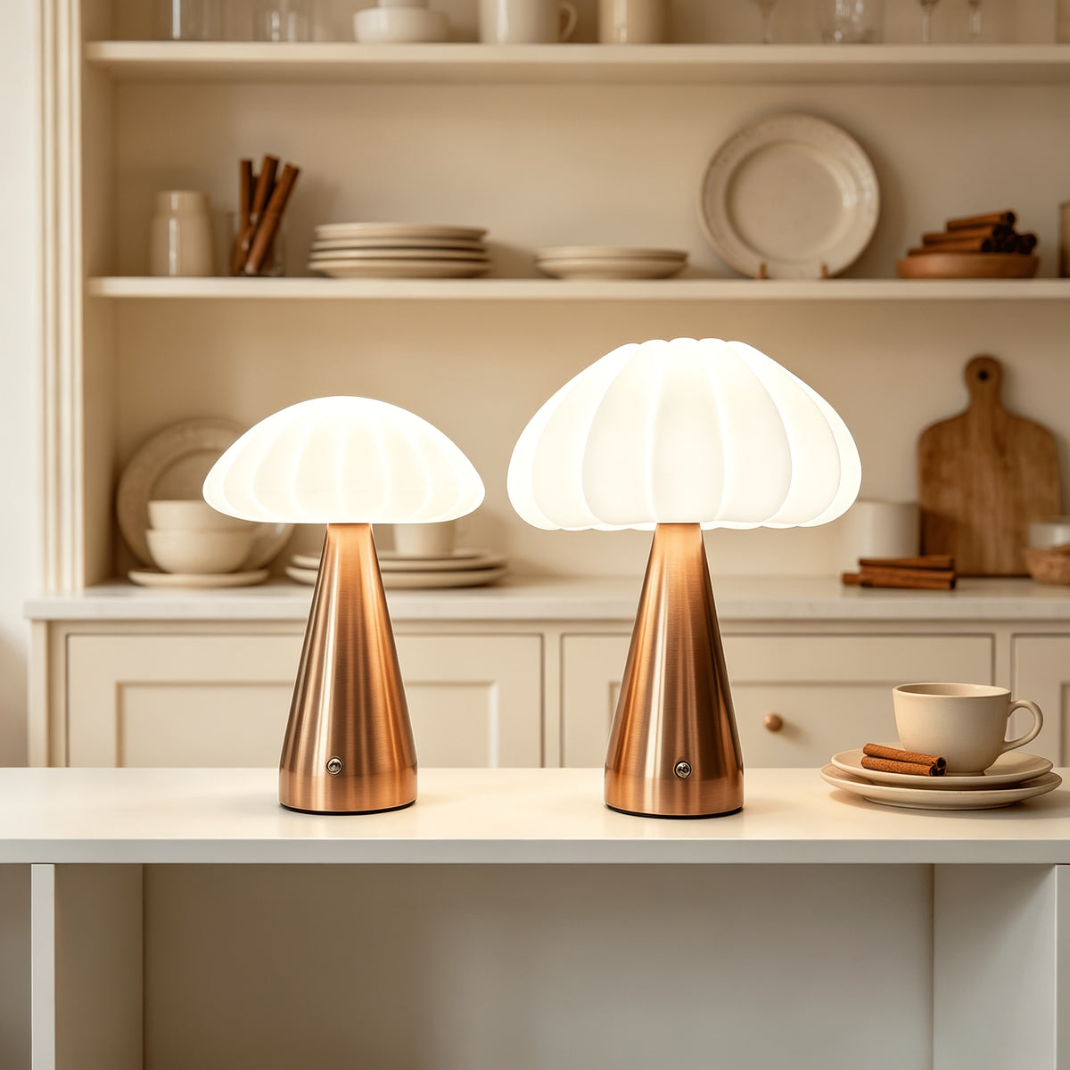 Lampe de bureau dorée à grand abat-jour plissé, sans fil
