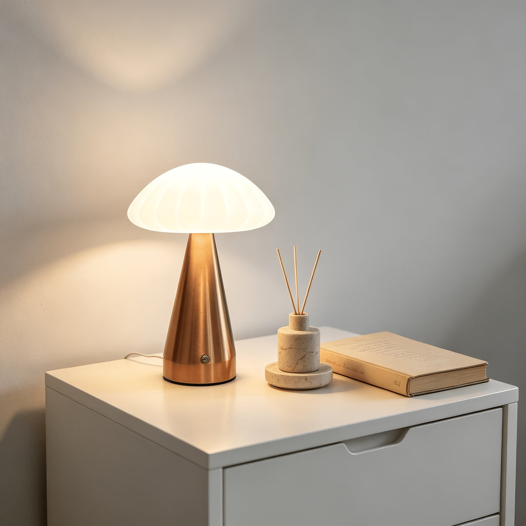 Lampe de bureau dorée à grand abat-jour plissé, sans fil