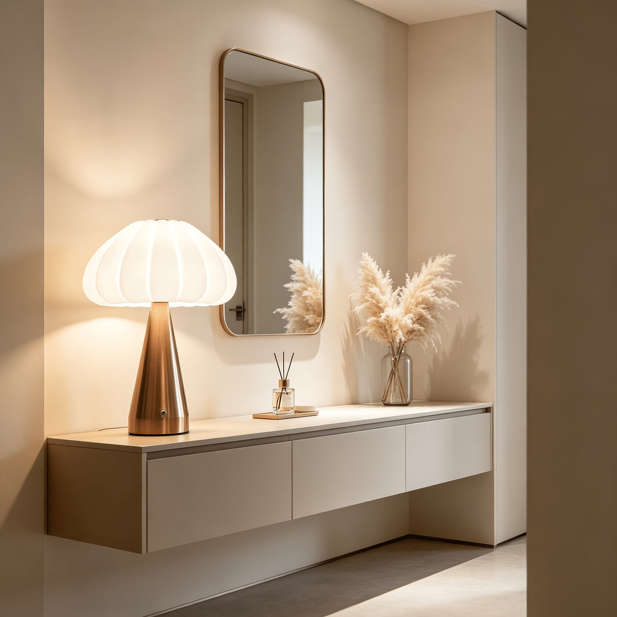 Lampe de bureau dorée à grand abat-jour plissé, sans fil