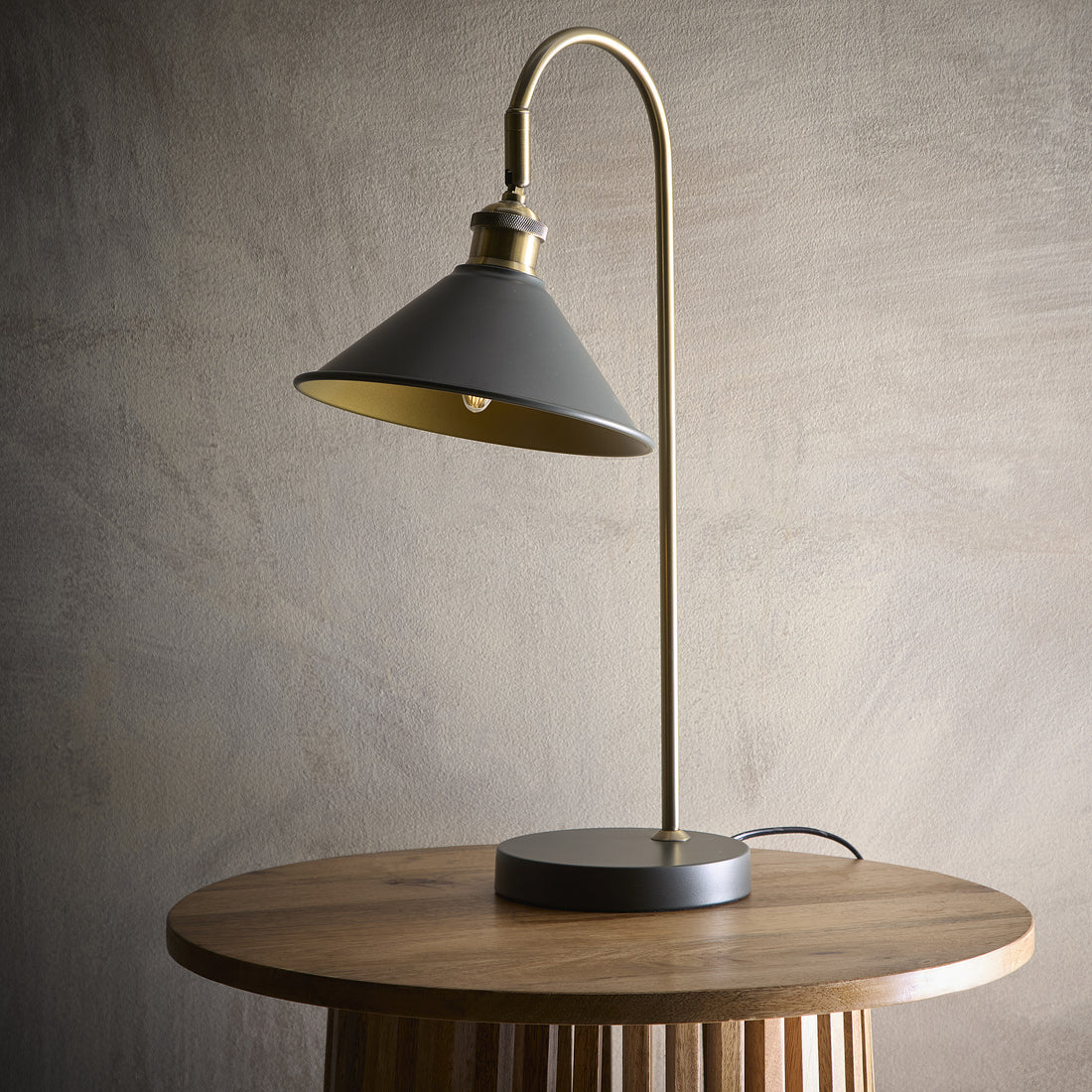 Lampe de bureau en laiton au style élégant