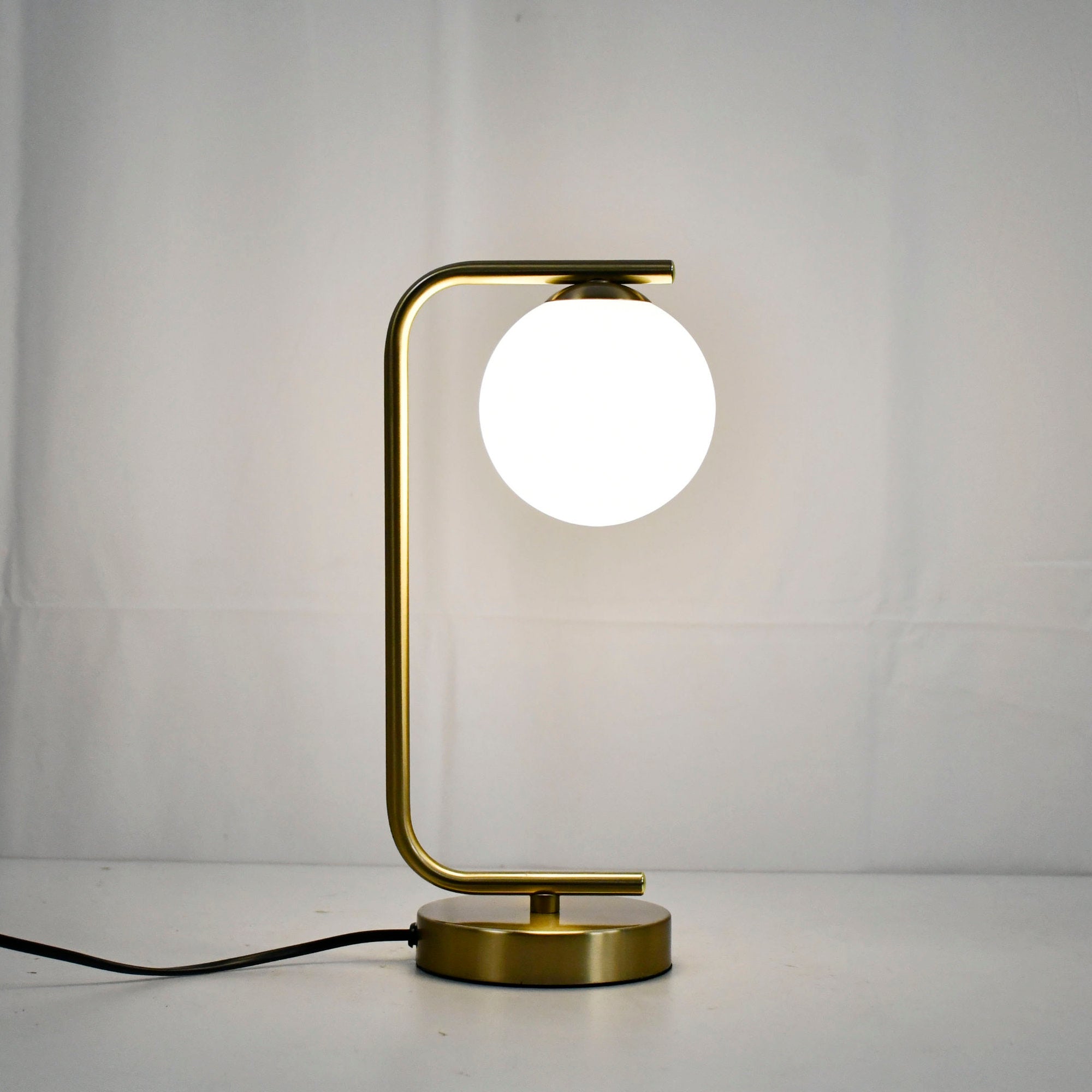 Lampe de bureau en laiton satiné - Globe en verre design — photo 1 Image