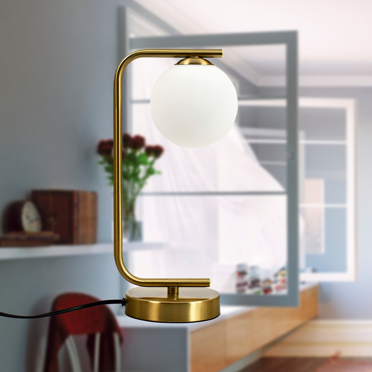 Lampe de bureau en laiton satiné - Globe en verre design — photo 5 Image