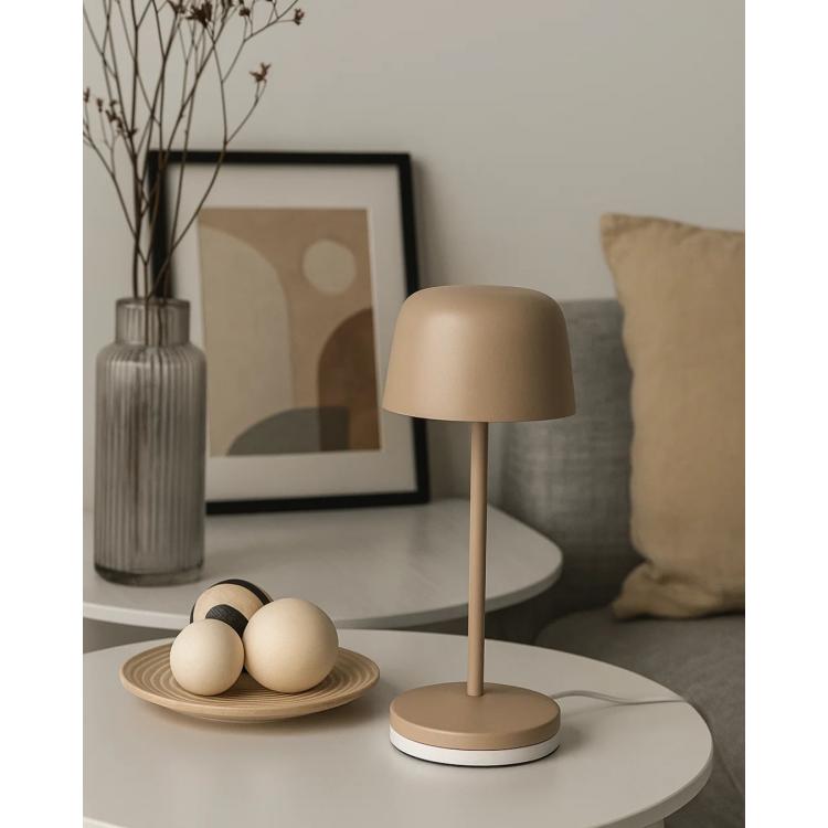 Lampe de bureau sans fil et son socle de charge par contact