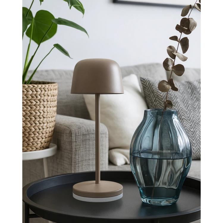 Lampe de bureau sans fil et son socle de charge par contact