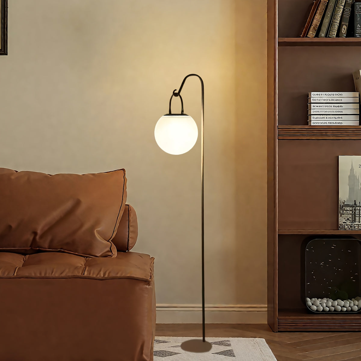 Lampe de bureau solaire à globe opale sur crosse en fer