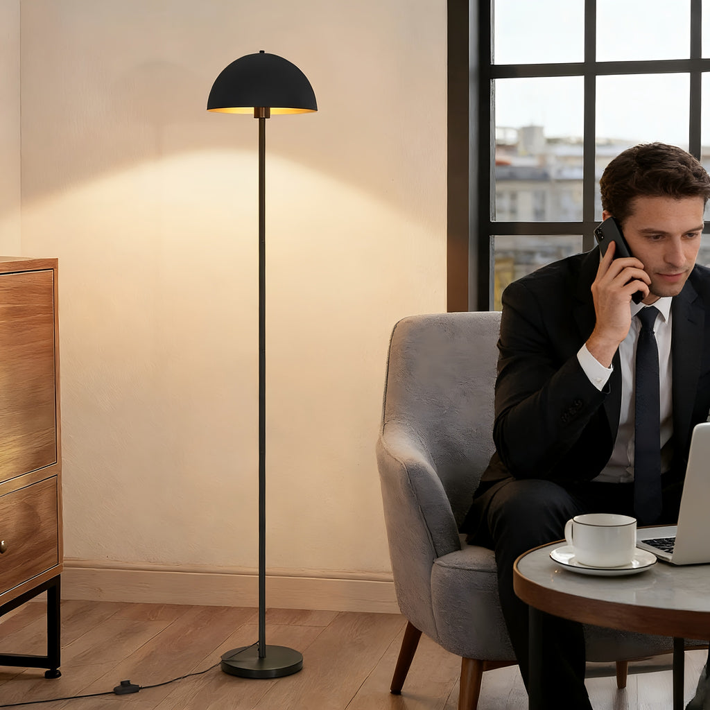 Lampe de bureau sur pied à dôme métal doré à l'intérieur