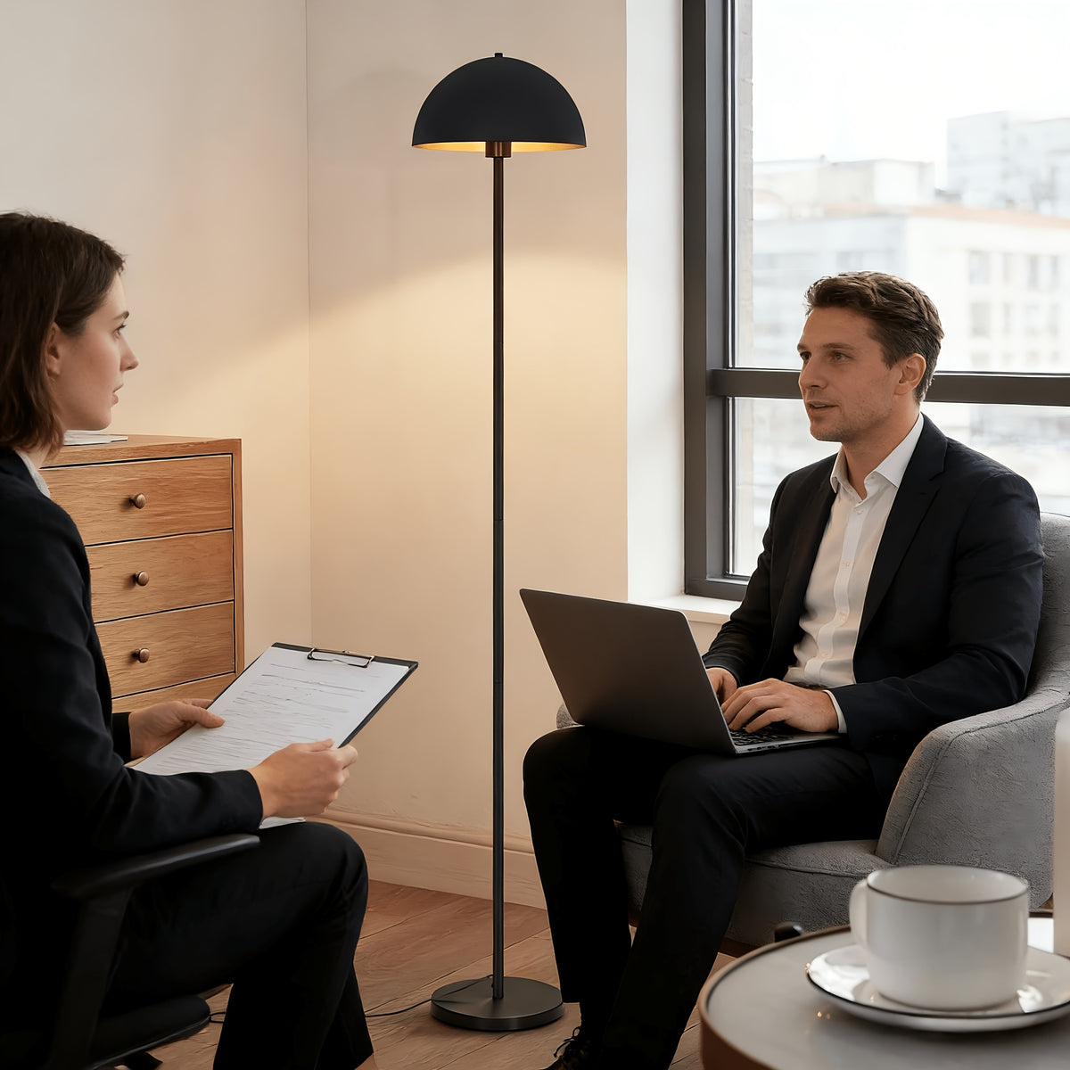 Lampe de bureau sur pied à dôme métal doré à l'intérieur
