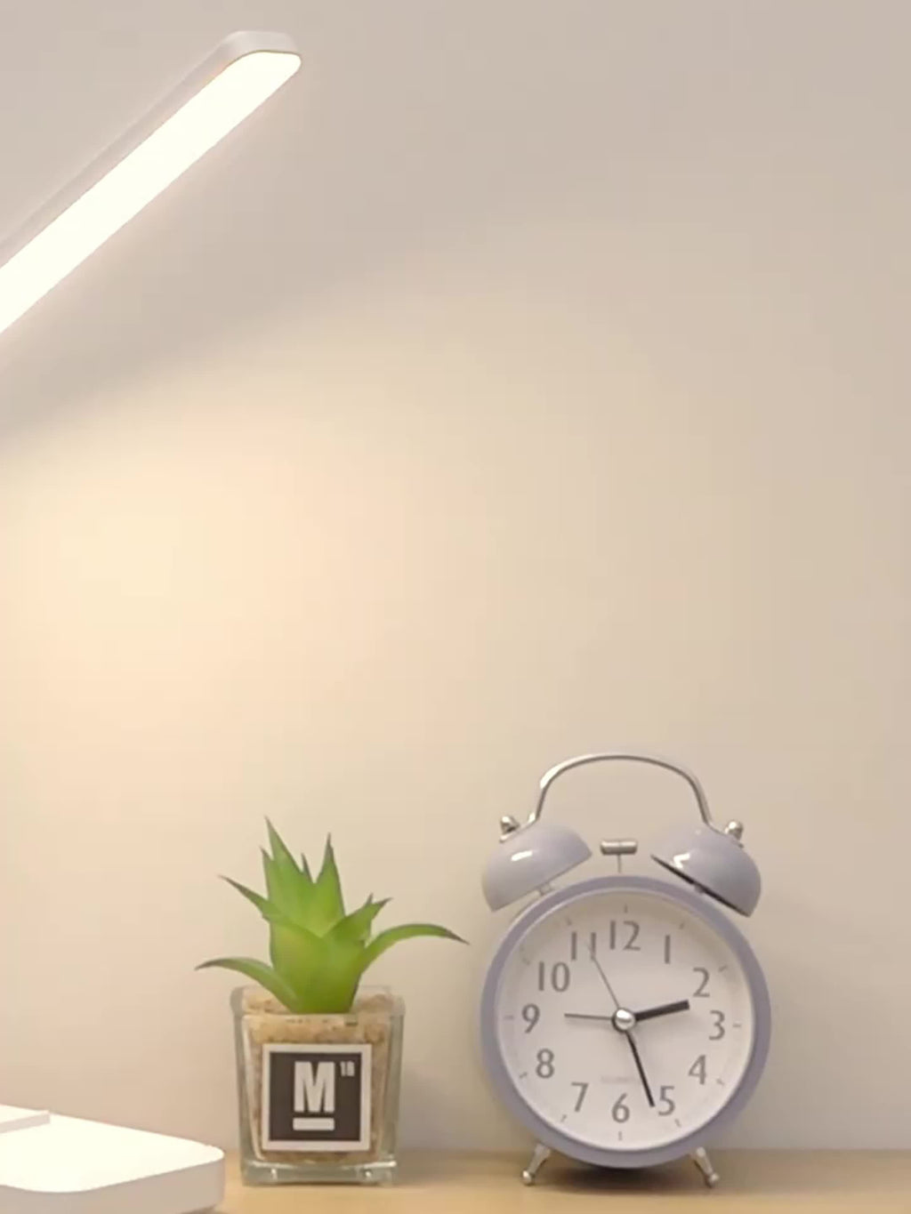 Lampe de bureau pliante avec support de téléphone intégré