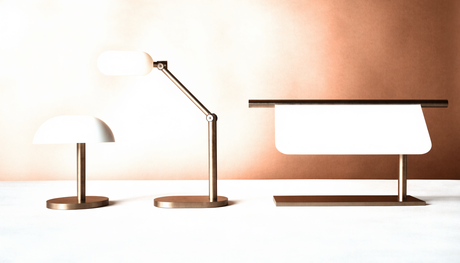 Trois lampes de bureau de types différents, alignées