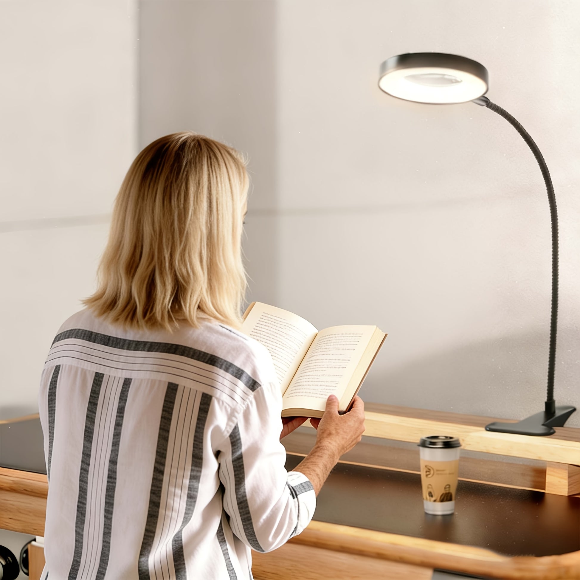 Lampe de bureau avec loupe temprature de couleur rglable et fonction de gradation Peut prendre la forme dun pied de lampe  col de cygne et possde une base  pince Convient pour les tables de chevet de chambre les bureaux de bureau et lclairage 