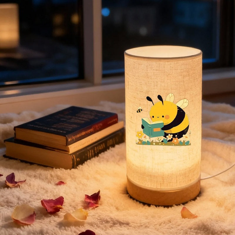 Lampe de bureau adorable en forme dabeille de dessin anim lisant fabrique  partir dautres matriaux alimente par USB cre une atmosphre dclairage chaleureuse et douillette convient  la dcoration intrieure et  lclairage dintrieur un c